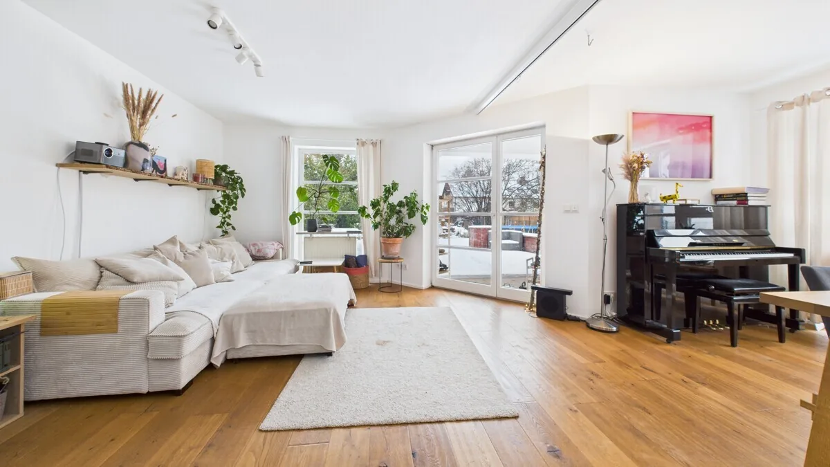 Moderne Doppelhaushälfte auf großem Grundstück!