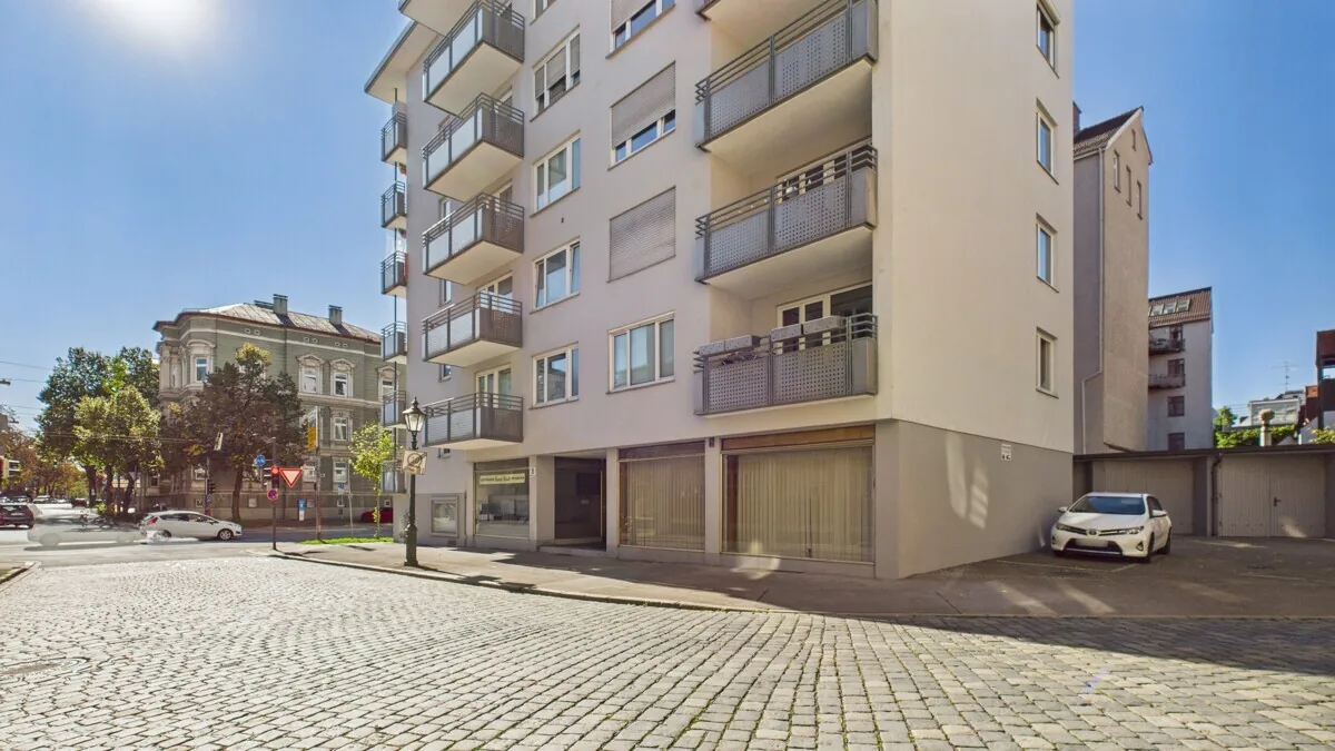 Immobilienpaket mit 3 Einheiten – Wohnung, Büro & Laden auf separaten Grundbüchern