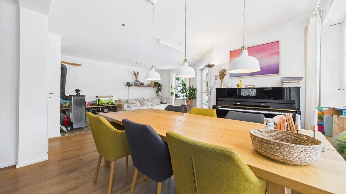 Moderne Doppelhaushälfte auf großem Grundstück!