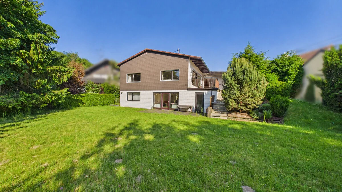 Wohnen mit Weitblick: Großzügiges Einfamilienhaus in grüner Hanglage!