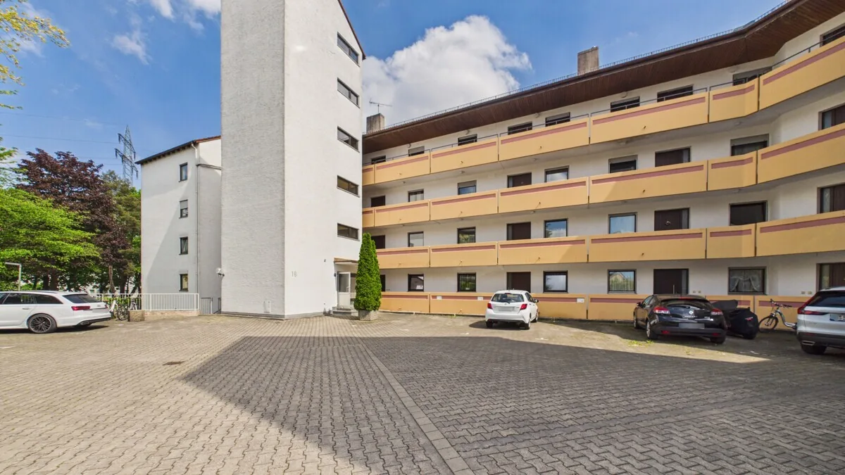 3-Zimmer-Wohnung mit Balkon, Tiefgarage und Entwicklungspotenzial in Stadtbergen