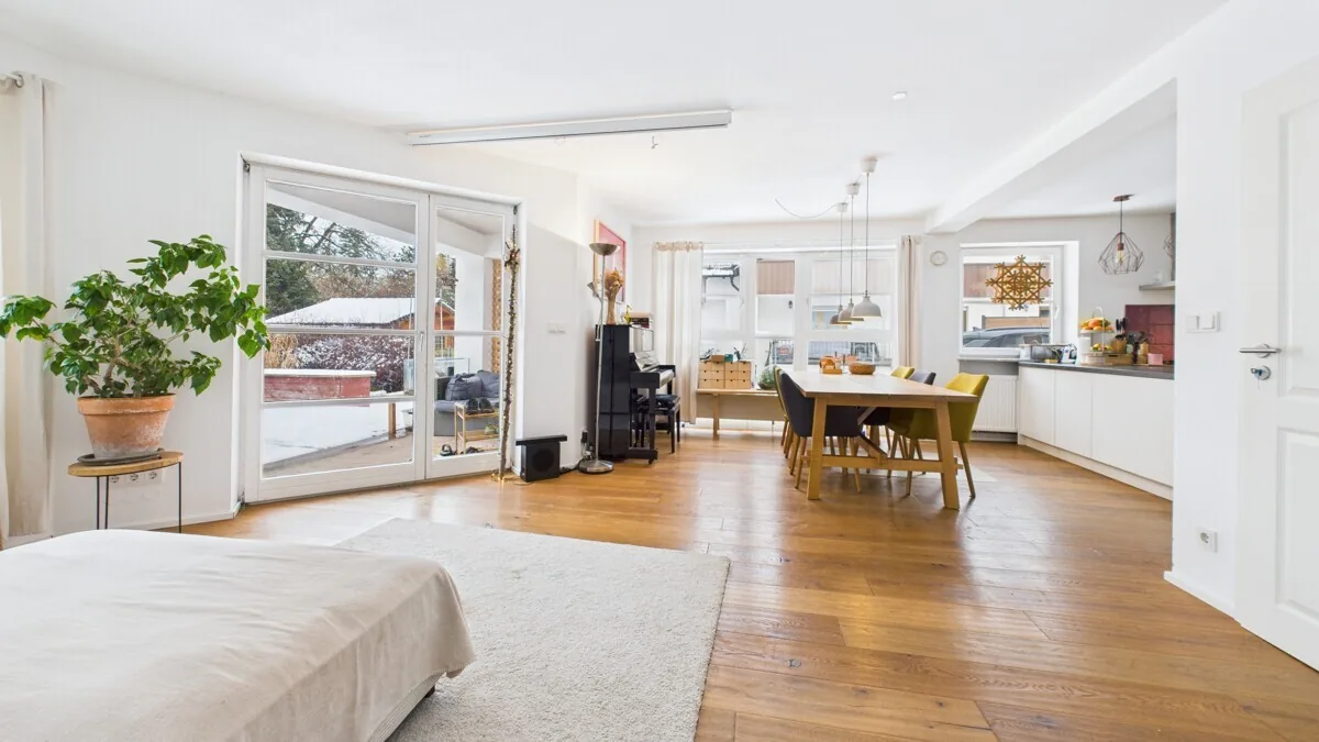 Moderne Doppelhaushälfte auf großem Grundstück!